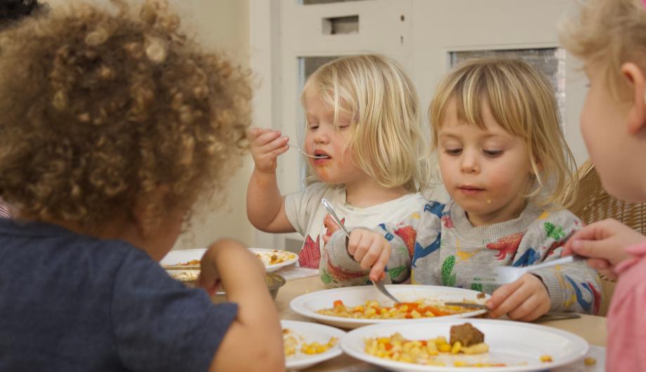 Children eating lunch together in the nursery